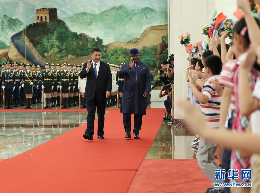 (中非合作論壇)(2)習(xí)近平同塞拉利昂總統(tǒng)比奧舉行會(huì)談