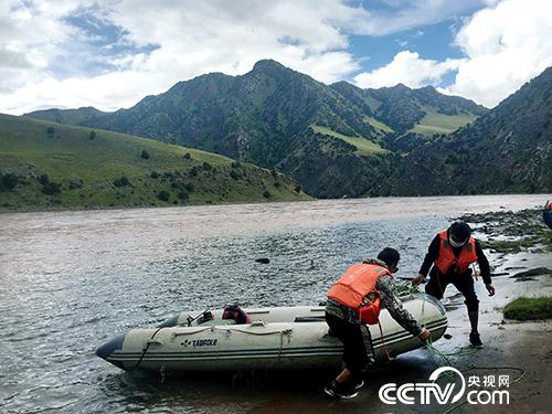 管護員久美扎西（右）和朋友正準(zhǔn)備將皮劃艇抬上岸。