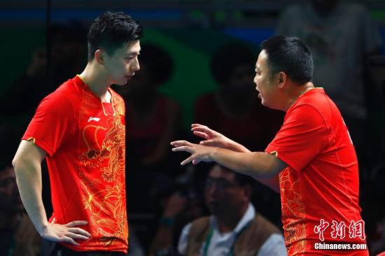 圖為教練劉國梁在場邊指導(dǎo)。<a target='_blank'  ><p  align=