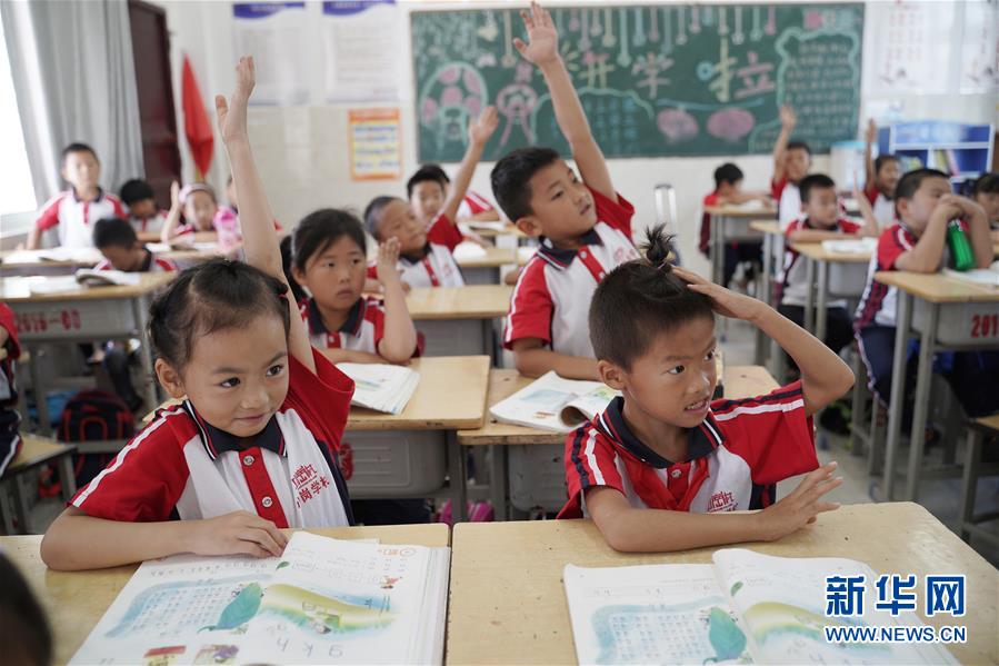 （新華全媒頭條&middot;壯闊東方潮　奮進新時代&mdash;&mdash;慶祝改革開放40年&middot;圖文互動）（5）小崗，與時代同行&mdash;&mdash;&ldquo;中國農(nóng)村改革第一村&rdquo;40年變遷的改革啟示