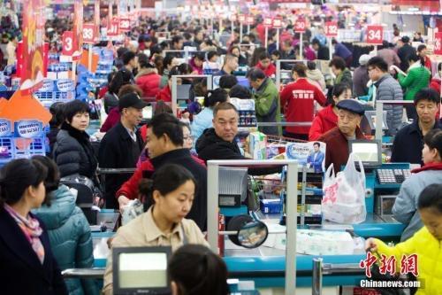 資料圖：民眾購買生活用品。張?jiān)?攝