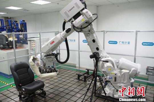 機器人測試桌椅?！”R育辛 攝