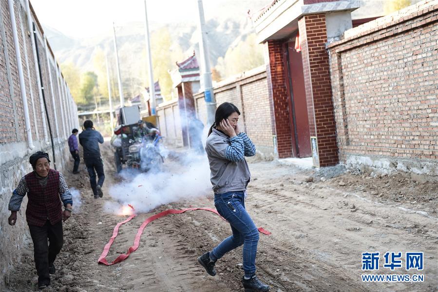 (新華全媒頭條·壯闊歷程40年系列述評·圖文互動)(3)舉旗定向 康莊大道——從改革開放40年看中國自信