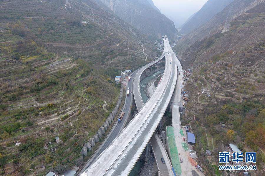 (新華全媒頭條·壯闊歷程40年系列述評·圖文互動)(8)舉旗定向 康莊大道——從改革開放40年看中國自信