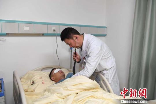 圖為醫(yī)生為杜富國(guó)檢查?！⌒が?攝