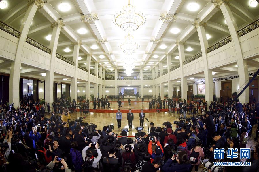 （兩會(huì)&middot;政協(xié)開幕）（2）全國政協(xié)委員接受采訪