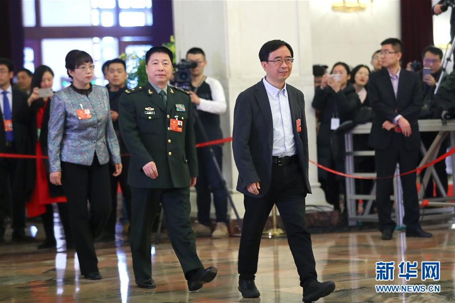 （兩會(huì)&middot;政協(xié)開(kāi)幕）（7）全國(guó)政協(xié)委員接受采訪