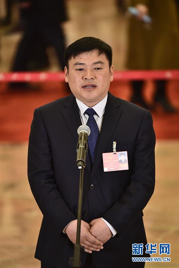 （兩會(huì)&middot;人大開(kāi)幕）（7）全國(guó)人大代表接受采訪