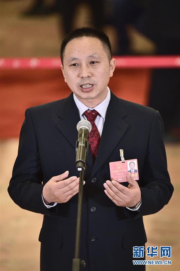 （兩會(huì)&middot;人大開幕）（11）全國人大代表接受采訪