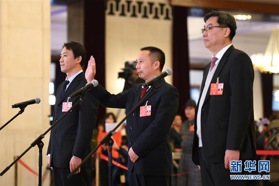 （兩會(huì)&middot;人大開幕）（13）全國人大代表接受采訪