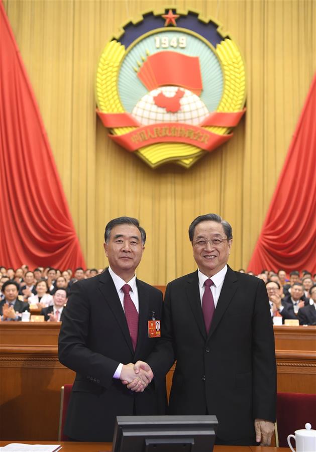 (兩會)俞正聲與汪洋熱烈握手