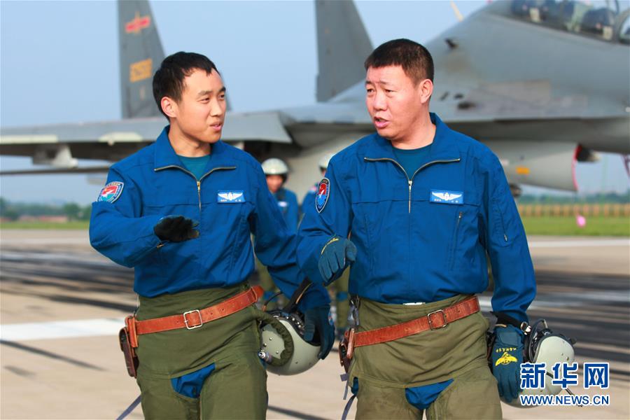 （新華全媒頭條&middot;圖文互動）（3）戰(zhàn)鷹，為祖國奮飛&mdash;&mdash;記空軍航空兵某旅旅長、特級飛行員郝井文