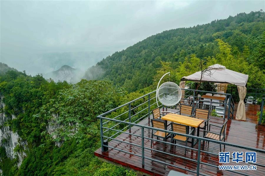 （在習(xí)近平新時(shí)代中國(guó)特色社會(huì)主義思想指引下&mdash;&mdash;新時(shí)代新作為新篇章&middot;鄉(xiāng)村振興戰(zhàn)略&middot;圖文互動(dòng)）（2）掙脫&ldquo;富饒的貧困&rdquo;&mdash;&mdash;一個(gè)西部貧困區(qū)縣綠色發(fā)展之變 