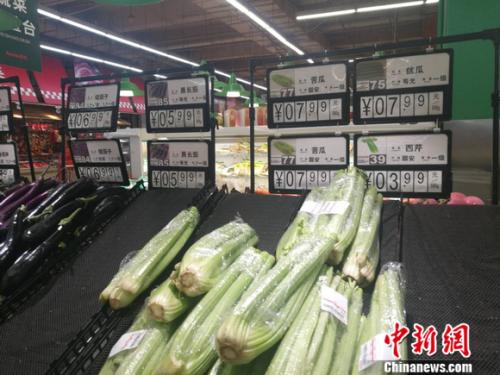 圖為超市里的蔬菜攤。正值晚間，一些菜已被人們買(mǎi)空。 謝藝觀 攝