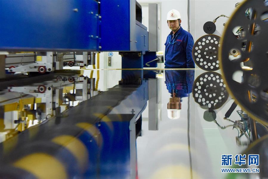 (在習(xí)近平新時(shí)代中國(guó)特色社會(huì)主義思想指引下·將改革開放進(jìn)行到底·強(qiáng)國(guó)之基)(新華全媒頭條·圖文互動(dòng))(3)奮斗不停步 改革再出發(fā)——“四個(gè)自信”筑牢強(qiáng)國(guó)之基