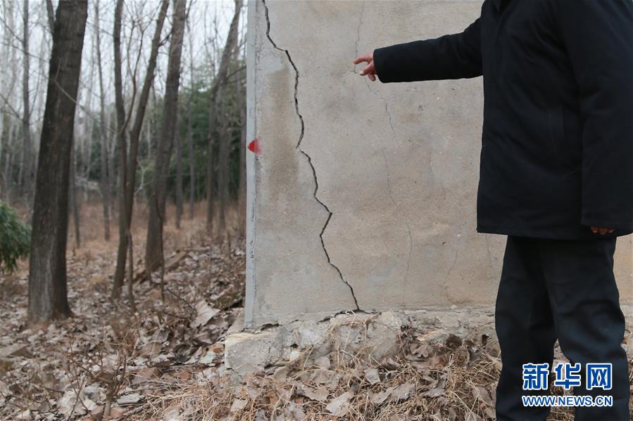 （新華視點(diǎn)&middot;圖文互動(dòng)）（3）挖掘作業(yè)距漢墓中心僅20米，村民住房出現(xiàn)裂縫&hellip;&hellip;&ldquo;造地&rdquo;如何變挖山？