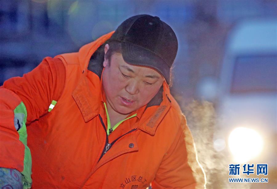 (新春走基層·代表委員履職)(1)馬路牙子上當代表——環(huán)衛(wèi)工人莊艷的履職故事