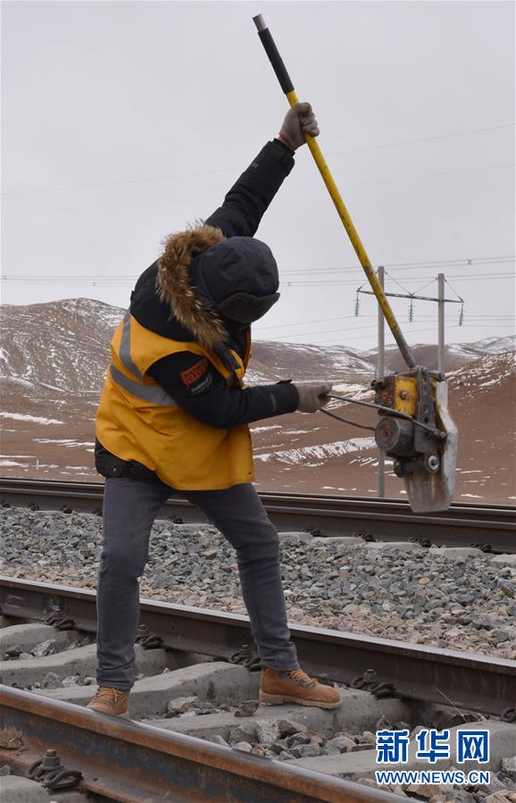 （新華全媒頭條&middot;圖文互動）（4）他們是比鋼鐵還硬的漢子&mdash;&mdash;天路之巔看不見的&ldquo;軌枕&rdquo;