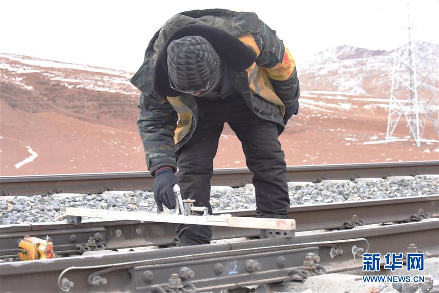 （新華全媒頭條&middot;圖文互動）（6）他們是比鋼鐵還硬的漢子&mdash;&mdash;天路之巔看不見的&ldquo;軌枕&rdquo;
