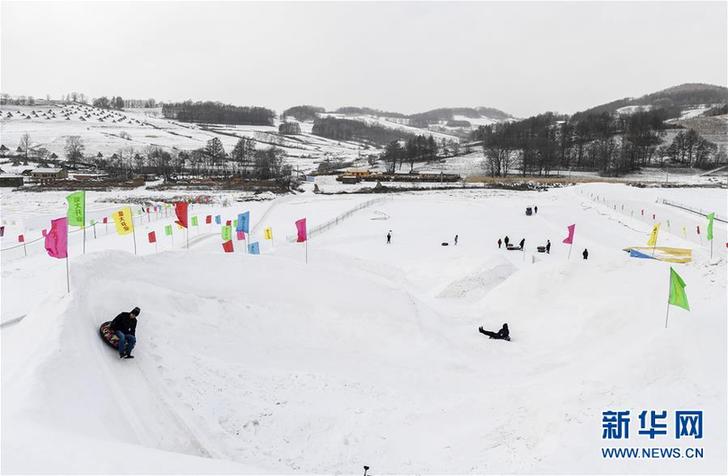 （在習近平新時代中國特色社會主義思想指引下&mdash;&mdash;新時代新作為新篇章&middot;圖文互動）（3）三年，從無名小屯到聲名遠播&mdash;&mdash;這個&ldquo;雪鄉(xiāng)&rdquo;是如何做到的？