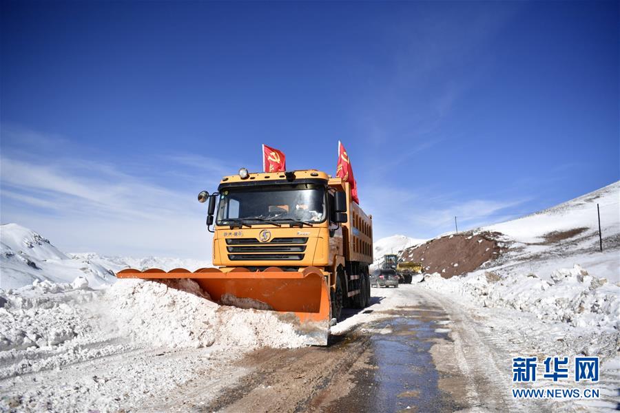 (新華全媒頭條·圖文互動)(1)風(fēng)雪中傳遞溫暖的力量——記青海干部群眾抗擊玉樹雪災(zāi)