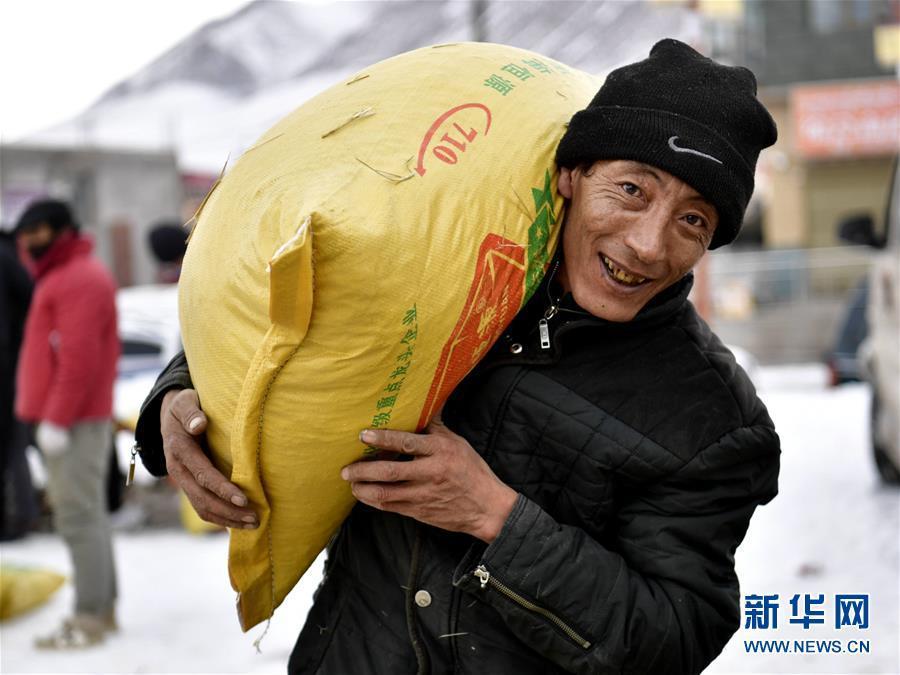 (新華全媒頭條·圖文互動)(4)風(fēng)雪中傳遞溫暖的力量——記青海干部群眾抗擊玉樹雪災(zāi)