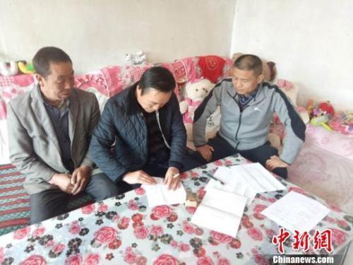 資料圖：圖為扶貧隊(duì)伍進(jìn)貧困戶里，給貧困戶宣講政策?！＄娦?攝