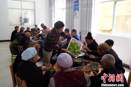 資料圖：社會福利中心吃飯的老人們。徐學(xué)練 攝。