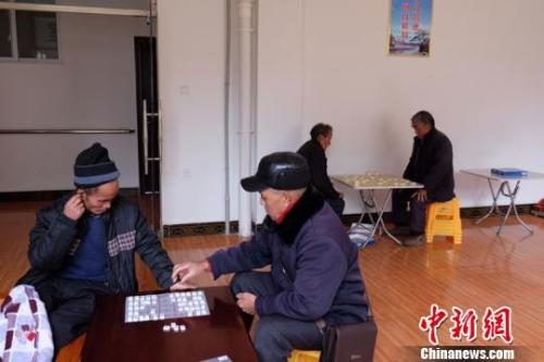 資料圖：老人們在下棋。徐學(xué)練 攝。