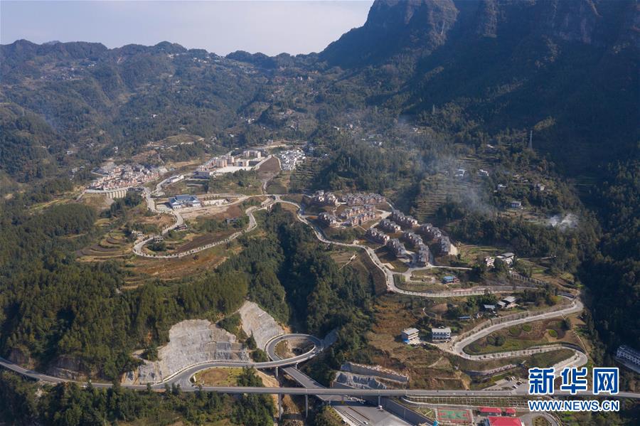 （兩會(huì)前夕看落實(shí)&middot;圖文互動(dòng)）（1）&ldquo;飛針走線&rdquo;&ldquo;繡&rdquo;出小康畫卷&mdash;&mdash;四川落實(shí)習(xí)近平總書記全國兩會(huì)重要講話精神紀(jì)實(shí)