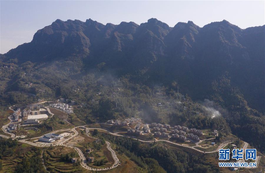 （兩會(huì)前夕看落實(shí)&middot;圖文互動(dòng)）（2）&ldquo;飛針走線&rdquo;&ldquo;繡&rdquo;出小康畫卷&mdash;&mdash;四川落實(shí)習(xí)近平總書記全國兩會(huì)重要講話精神紀(jì)實(shí)