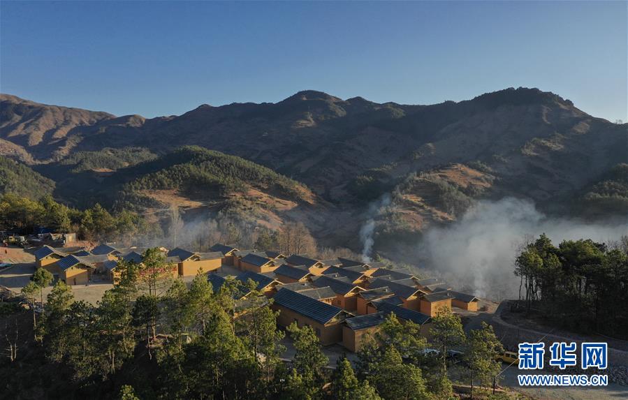 （兩會(huì)前夕看落實(shí)&middot;圖文互動(dòng)）（3）&ldquo;飛針走線&rdquo;&ldquo;繡&rdquo;出小康畫卷&mdash;&mdash;四川落實(shí)習(xí)近平總書記全國兩會(huì)重要講話精神紀(jì)實(shí)