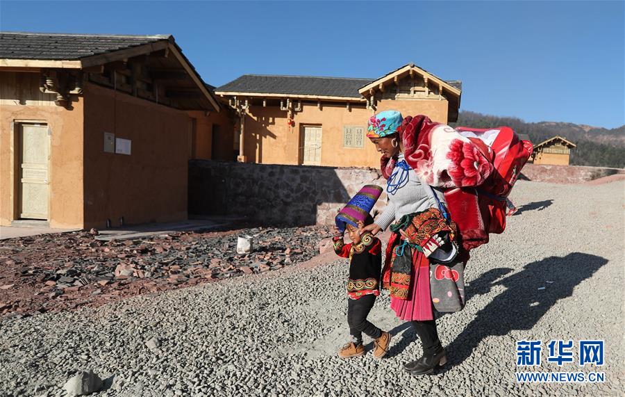 （兩會(huì)前夕看落實(shí)&middot;圖文互動(dòng)）（5）&ldquo;飛針走線&rdquo;&ldquo;繡&rdquo;出小康畫卷&mdash;&mdash;四川落實(shí)習(xí)近平總書記全國兩會(huì)重要講話精神紀(jì)實(shí)