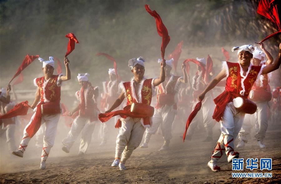 （新華全媒頭條&middot;迎接兩會(huì)特別報(bào)道&middot;圖文互動(dòng)）（7）奮進(jìn)，向著第一個(gè)百年奮斗目標(biāo)&mdash;&mdash;寫在2019年全國兩會(huì)召開之際