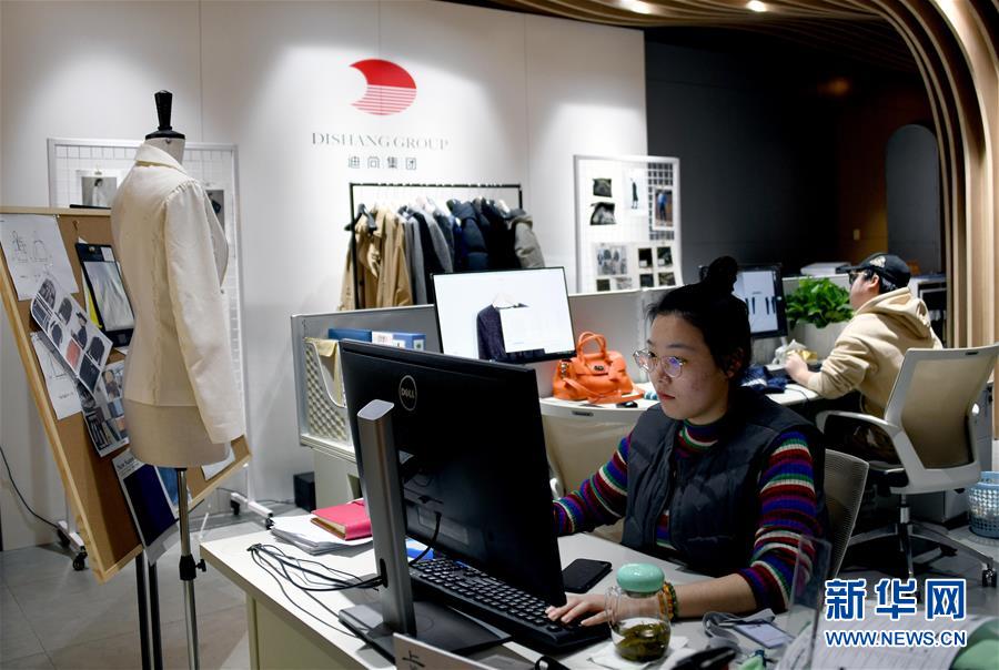 （新華全媒頭條&middot;圖文互動(dòng)）（1）從&ldquo;來(lái)樣加工&rdquo;到為全球&ldquo;量體裁衣&rdquo;&mdash;&mdash;透過(guò)&ldquo;迪尚之路&rdquo;看新舊動(dòng)能轉(zhuǎn)換