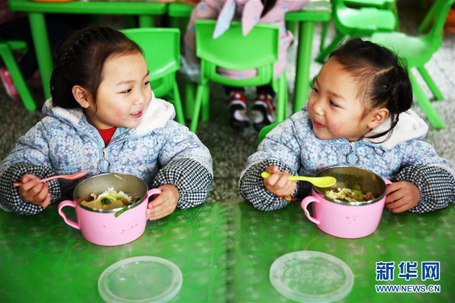 （在習近平新時代中國特色社會主義思想指引下&mdash;&mdash;新時代新作為新篇章&middot;圖文互動）（8）&ldquo;搬遷到哪里，服務就延伸到哪里&rdquo;&mdash;&mdash;貴州推進易地扶貧搬遷&ldquo;后半篇文章&rdquo; 