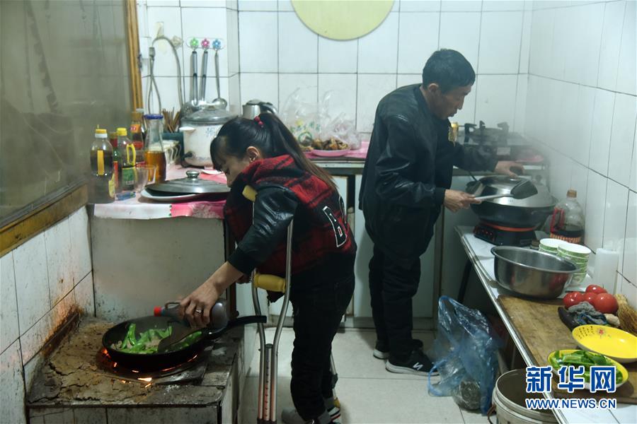 (在習近平新時代中國特色社會主義思想指引下——新時代新作為新篇章·圖文互動)(2)腳下有路 心中有志 生命有光——殘疾夫妻“跑贏”脫貧沖刺