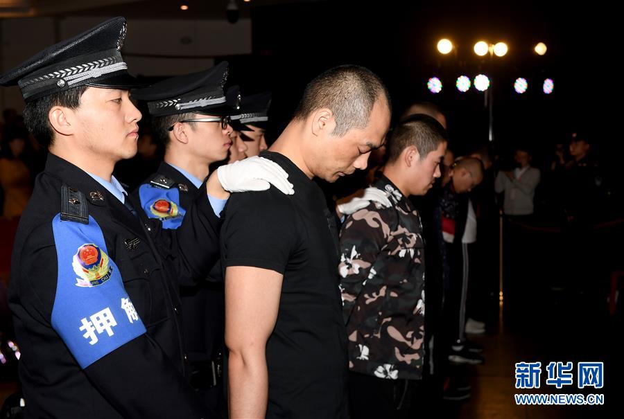 (新華全媒頭條·圖文互動)(2)擔(dān)負(fù)起護(hù)航新時代中國特色社會主義的崇高使命——黨的十八大以來公安工作述評