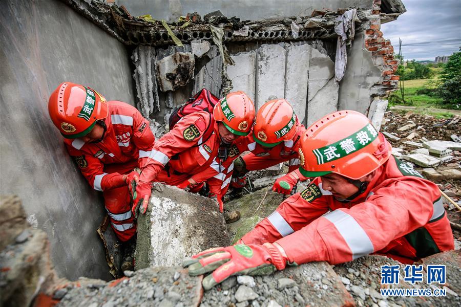 （圖文互動）（2）武警某部組織多種專業(yè)力量合成化搶險(xiǎn)救援演練