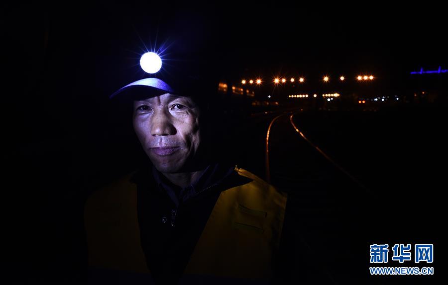 (新華全媒頭條·壯麗70年·奮斗新時代·圖文互動)(9)開拓雪域高原的夢想之路——來自青藏鐵路的蹲點報告