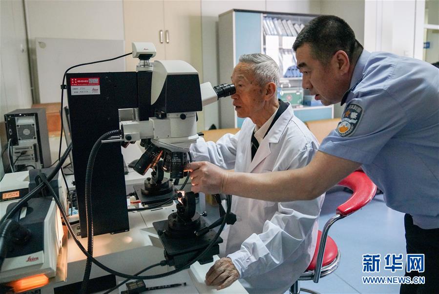 (新華全媒頭條·時代先鋒·圖文互動)(4)傳奇的英雄 無悔的忠誠——記刑偵痕跡檢驗(yàn)專家崔道植