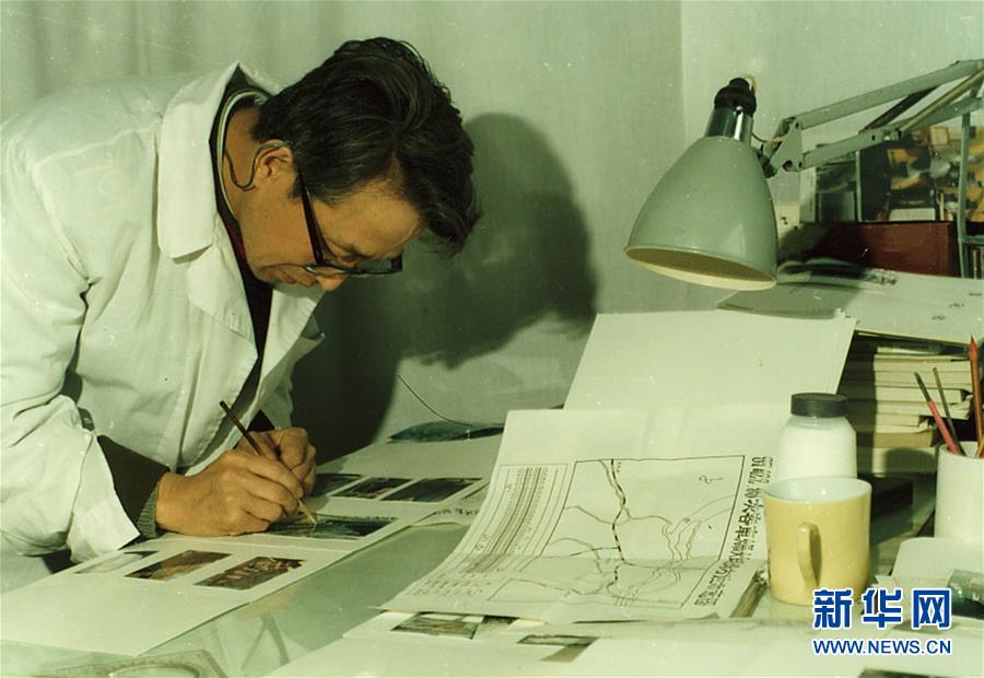 (新華全媒頭條·時代先鋒·圖文互動)(11)傳奇的英雄 無悔的忠誠——記刑偵痕跡檢驗(yàn)專家崔道植