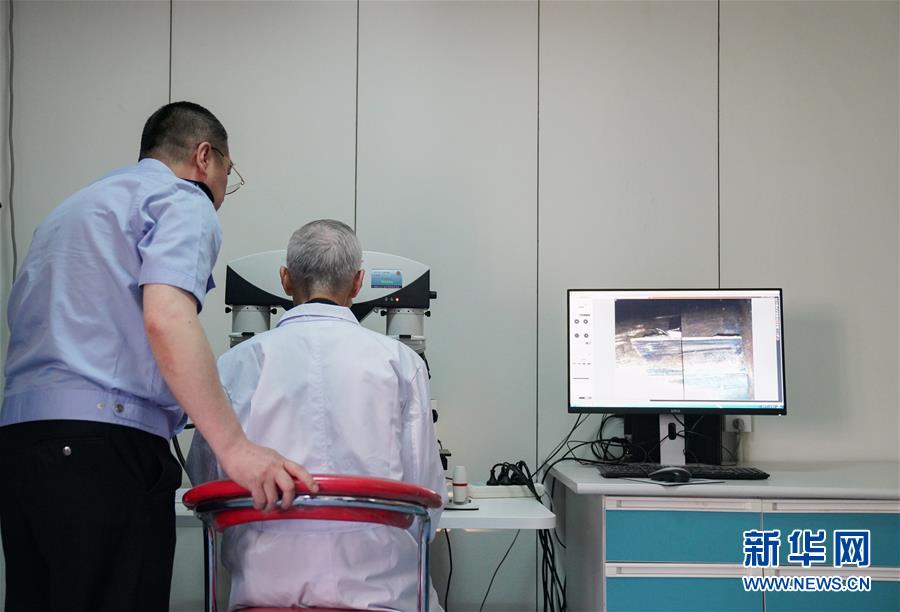 (新華全媒頭條·時代先鋒·圖文互動)(5)傳奇的英雄 無悔的忠誠——記刑偵痕跡檢驗(yàn)專家崔道植