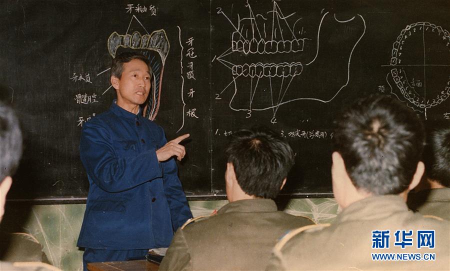 (新華全媒頭條·時代先鋒·圖文互動)(10)傳奇的英雄 無悔的忠誠——記刑偵痕跡檢驗(yàn)專家崔道植