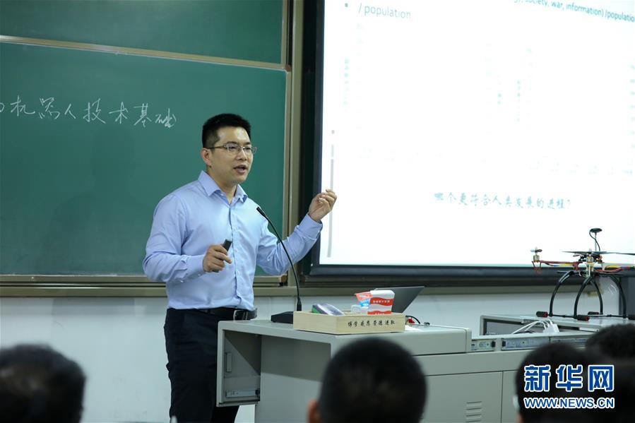 （圖文互動）（1）心懷藍天　逐夢云霄&mdash;&mdash;記天津大學教授、一飛智控創(chuàng)始人齊俊桐