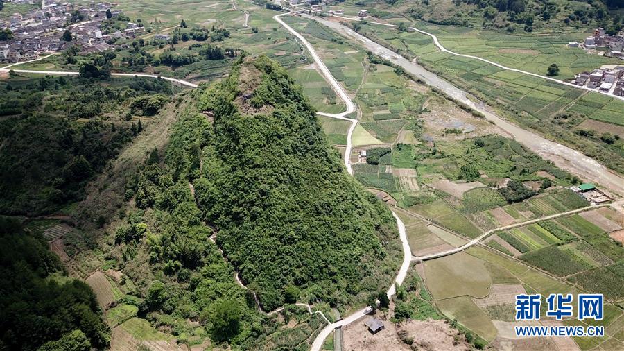 （壯麗70年&middot;奮斗新時(shí)代&mdash;&mdash;記者再走長(zhǎng)征路&middot;圖文互動(dòng)）（1）永恒祭奠：他們，倒在了第二道封鎖線上