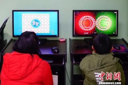 資料圖：圖為兩名兒童檢查視力。賀俊怡 攝