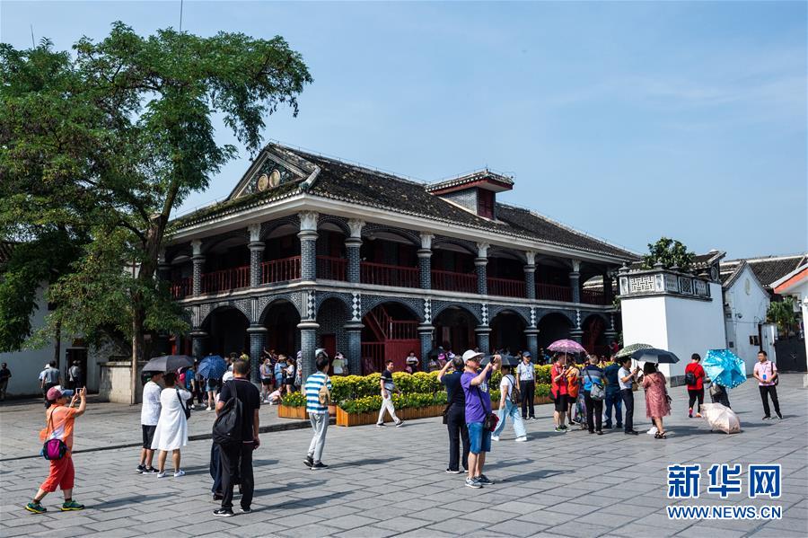 (新華全媒頭條·壯麗70年·奮斗新時(shí)代——記者再走長(zhǎng)征路·圖文互動(dòng))(7)偉大轉(zhuǎn)折是怎樣發(fā)生的——重回遵義會(huì)議現(xiàn)場(chǎng)