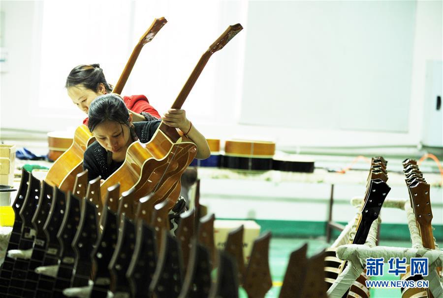 (在習(xí)近平新時(shí)代中國(guó)特色社會(huì)主義思想指引下——新時(shí)代新作為新篇章·圖文互動(dòng))(1)貴州正安:吉他奏響發(fā)展“神曲”