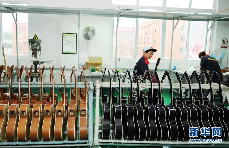 (在習(xí)近平新時(shí)代中國(guó)特色社會(huì)主義思想指引下——新時(shí)代新作為新篇章·圖文互動(dòng))(2)貴州正安:吉他奏響發(fā)展“神曲”